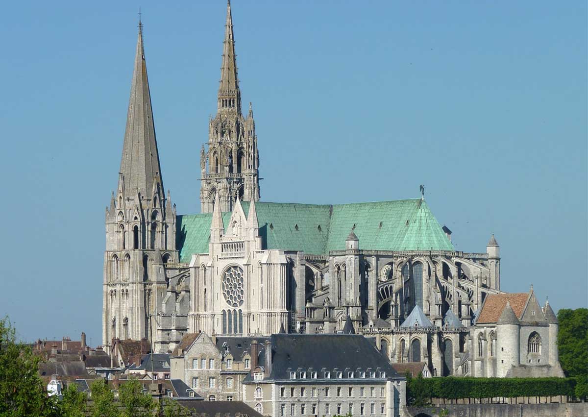 Cathedrale Notre-Dame de Chartres, facade ouest avec ses deux tours et sa rosace gothique