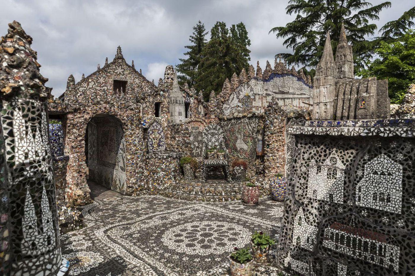 Maison Picassiette a Chartres, maison entierement recouverte de mosaiques en faience et verre