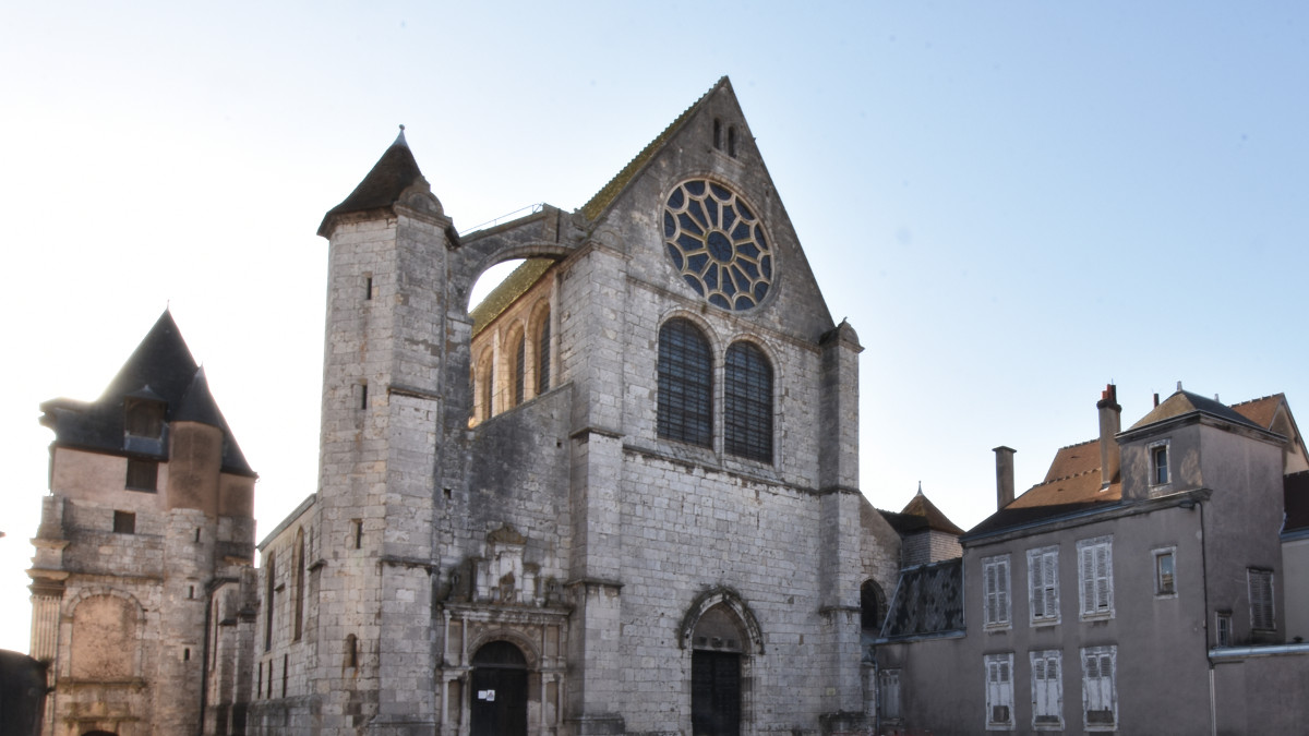 Eglise Saint-Aignan a Chartres avec ses fresques peintes et vitraux du XVIe siecle