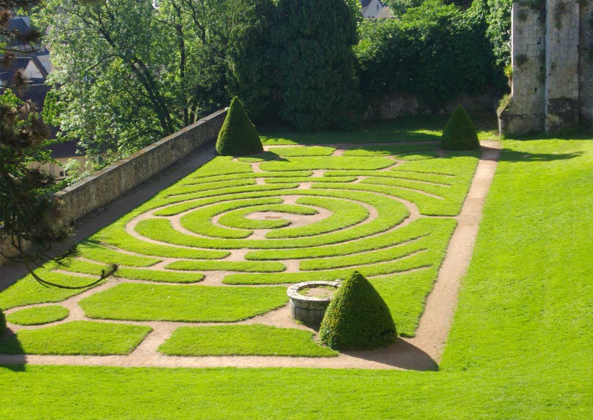 Jardins de l'Eveche a Chartres avec vue panoramique sur la ville basse et l'Eure