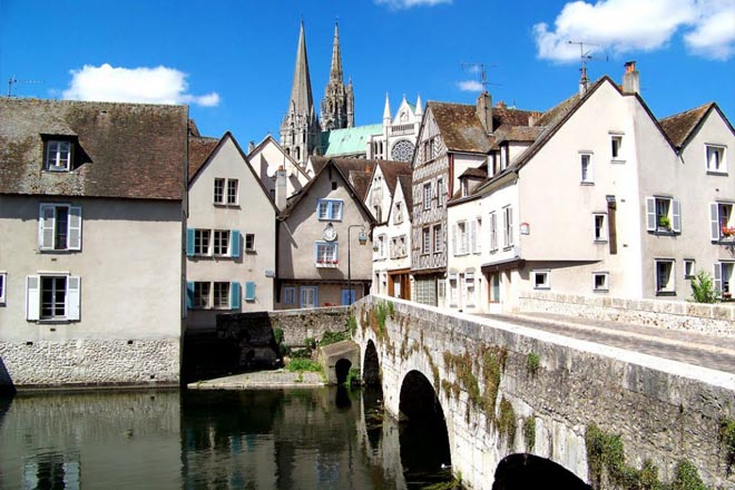Ville basse de Chartres avec ses maisons a colombages le long de l'Eure